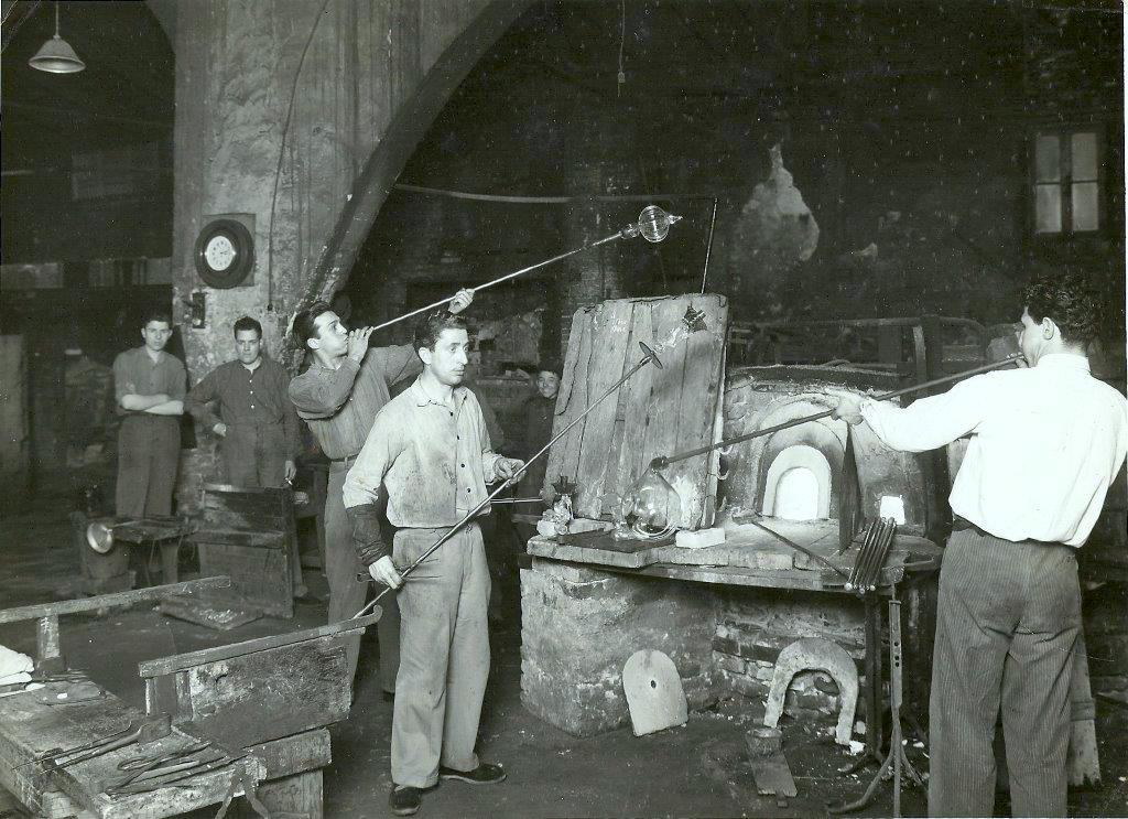 Albino Carrara al lavoro nella famosa vetreria Ferro & Lazzarini. Foto degli anni 50